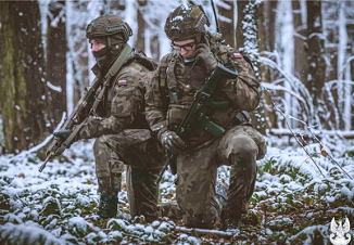 żołnierze na ćwiczeniach w lesie