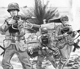 szkic, walczący żołnierze z okresu II wojny światowej